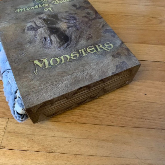 Harry Potter Monster Book Magical Creatures Glow In The Dark Throw Blanket NEW - Picture 15 of 16